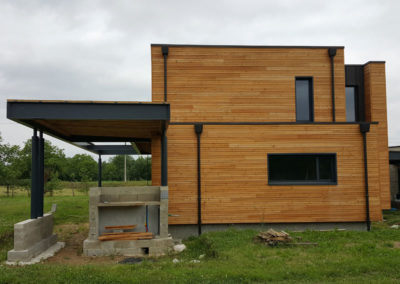 Construction maison individuelle en ossature bois isolé par l'extérieur + bardage méleze et joint